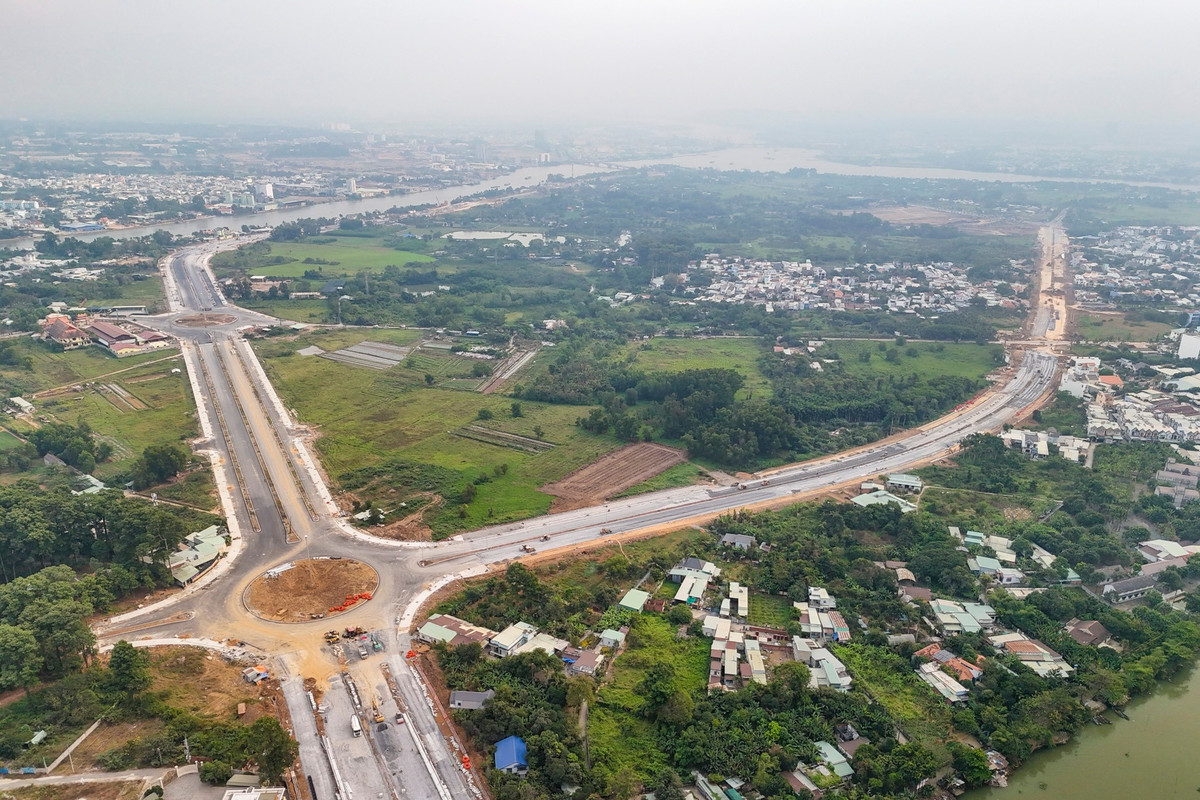 Theo thiết kế, tuyến đường trục trung tâm có tổng chiều dài hơn 5,4 km, chia làm hai nhánh.