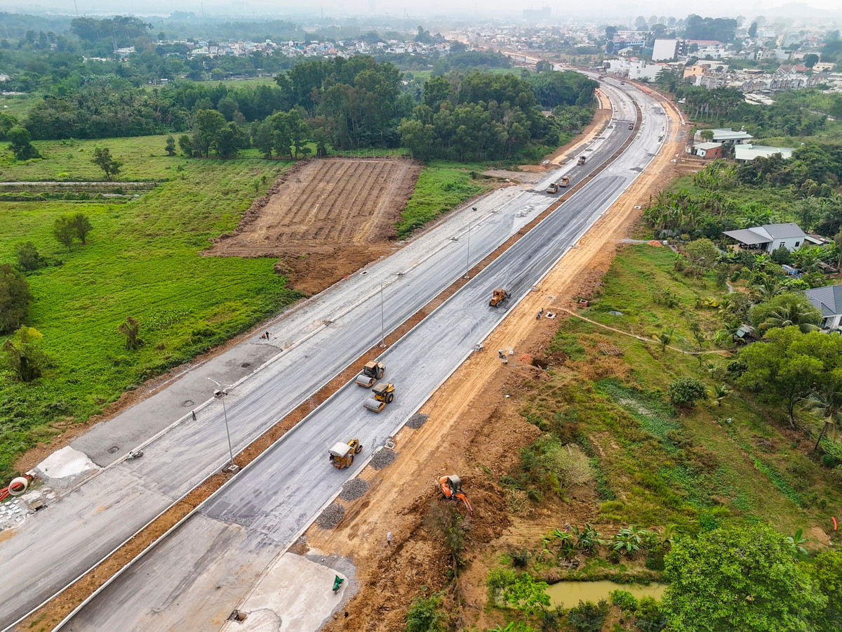 Tương tự, nhánh 2 kéo dài hơn 1,7 km, từ vòng xoay thuộc nhánh 1 (khu vực phường Hiệp Hòa) đến đường Đặng Văn Trơn, với nền đường rộng 47 m cũng đang được thi công cấp phối đá dăm sắp được thảm nhựa.