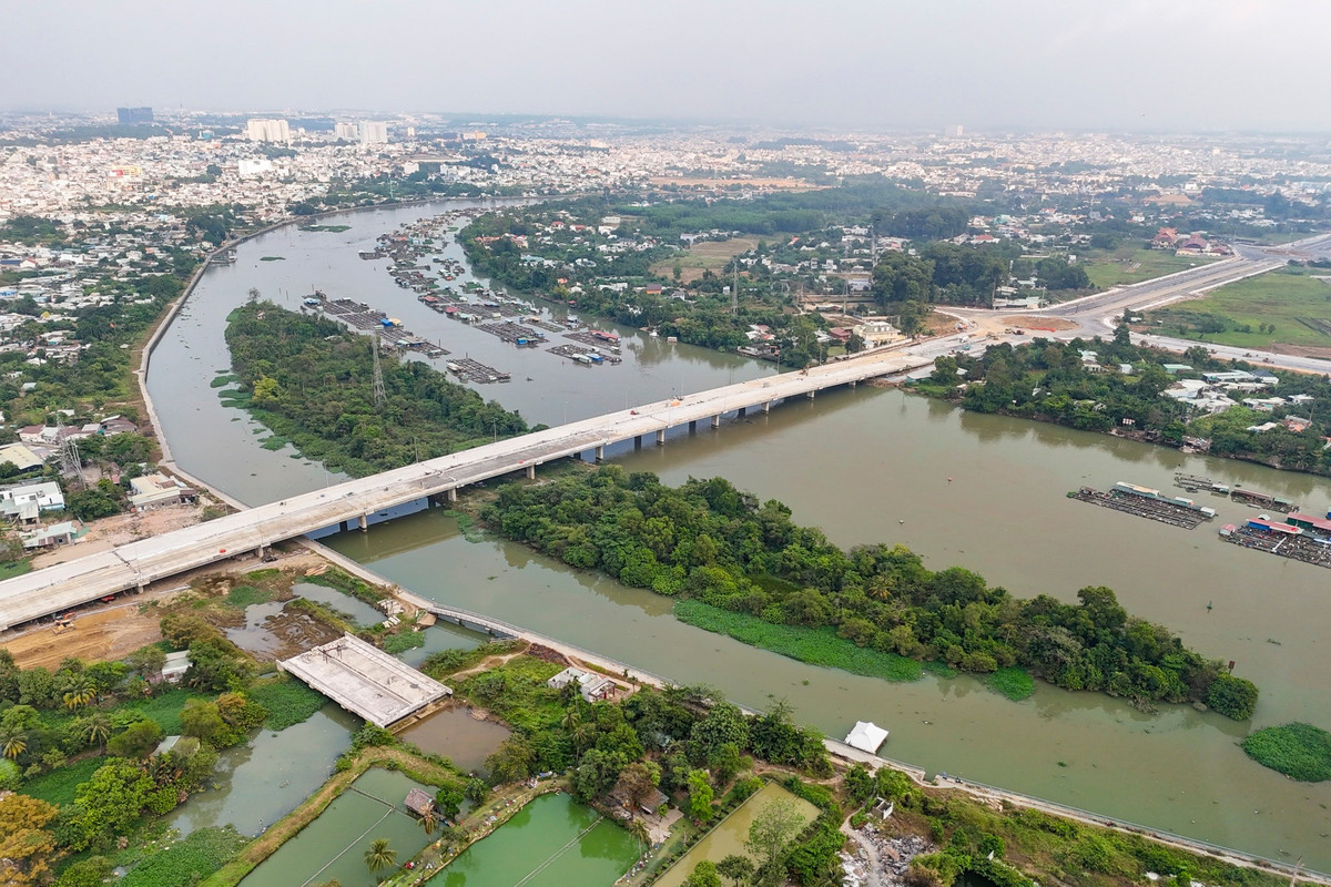 Cầu và các hạng mục phụ trợ đang được công nhân thi công hoàn thiện, hình hài công trình dần rõ nét.