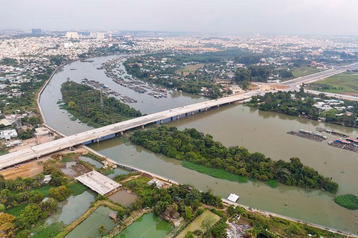 Cầu và các hạng mục phụ trợ đang được công nhân thi công hoàn thiện, hình hài công trình dần rõ nét.