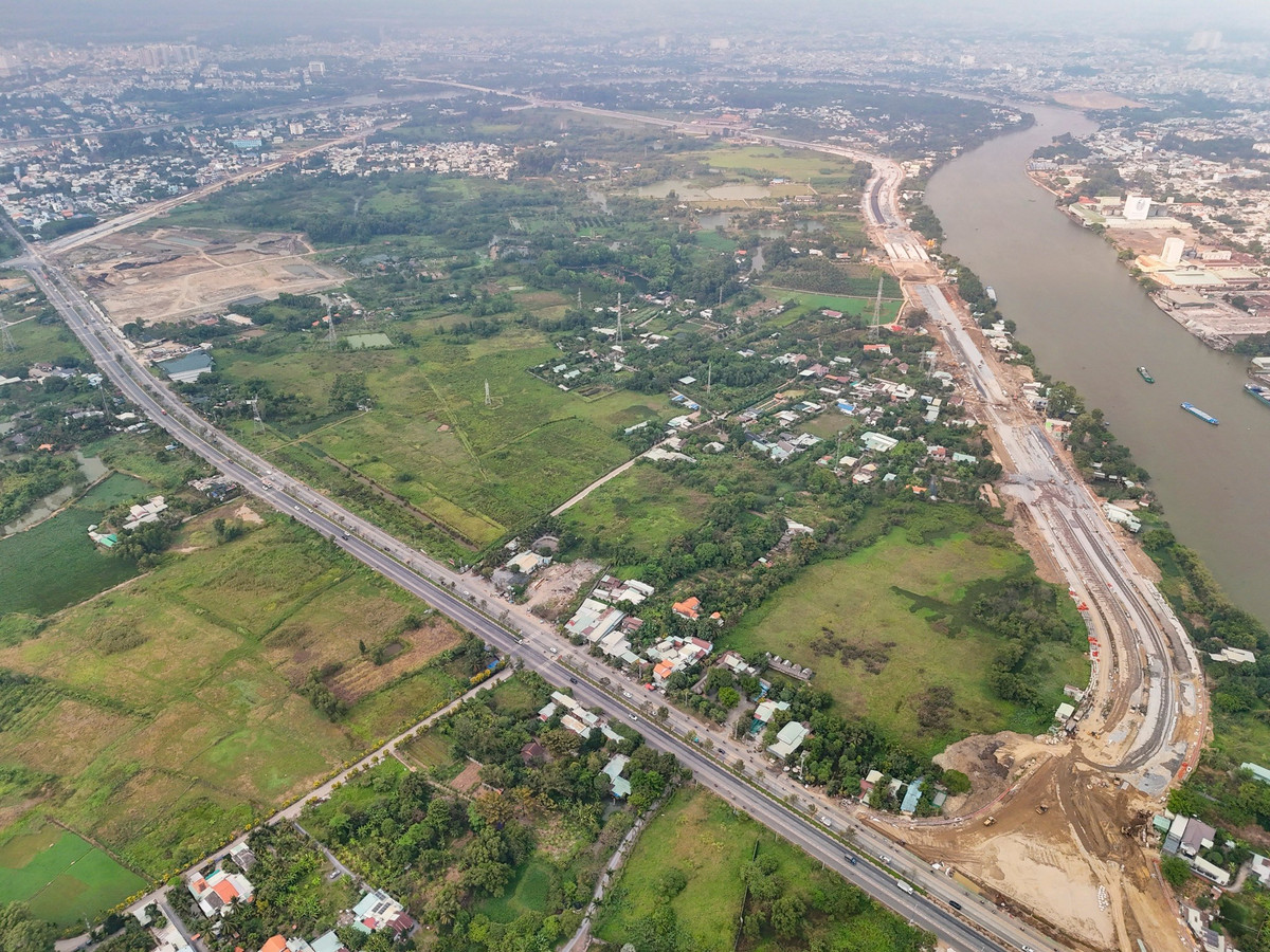 Khi hoàn thành và đưa vào khai thác, đường trục trung tâm Biên Hòa được kỳ vọng góp phần giảm áp lực giao thông khu vực nội đô, đồng thời hình thành trục kết nối chiến lược dọc sông Cái. Tuyến đường không chỉ mở ra không gian phát triển mới cho đô thị ven sông mà còn tạo động lực thu hút đầu tư, nâng cao chất lượng sống của người dân, hướng tới mục tiêu xây dựng đô hiện đại, văn minh và bền vững.
