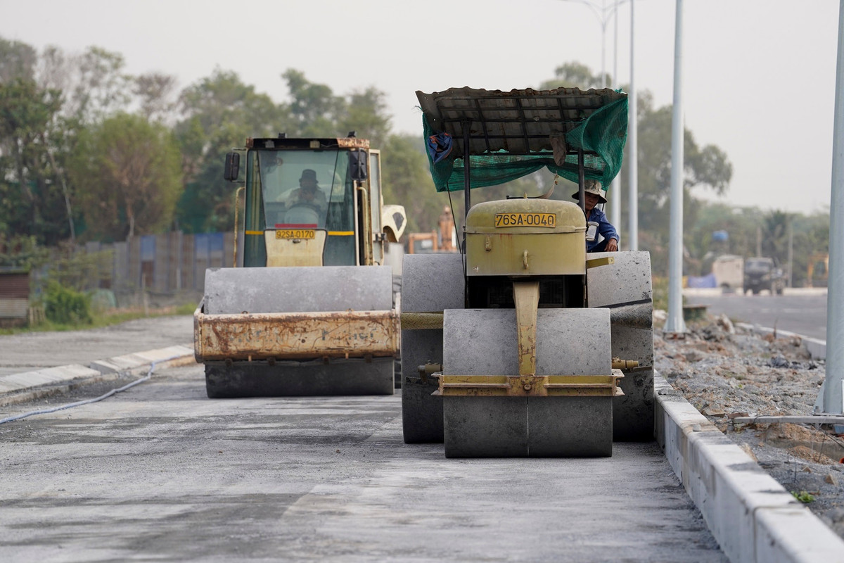 Nhà thầu đang triển khai thi công “3 ca, 4 kíp”, làm việc liên tục ngày đêm nhằm bám sát tiến độ đề ra.