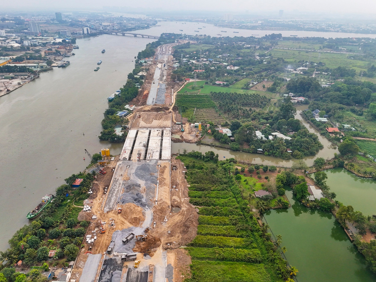 Theo ghi nhận của Tri Thức - Znews vào thời gian gần đây, toàn bộ dự án đã bước vào giai đoạn hoàn thiện. Trên công trường, các mũi thi công được tổ chức đồng loạt; máy móc, thiết bị và nhân lực được huy động tối đa. Trong ảnh là khu vực thi công nhánh số 1 đoạn cầu qua rạch Vàm Ong An đang được khẩn trương đẩy nhanh tiến độ thi công sau khi nhận được đẩy đủ mặt bằng.