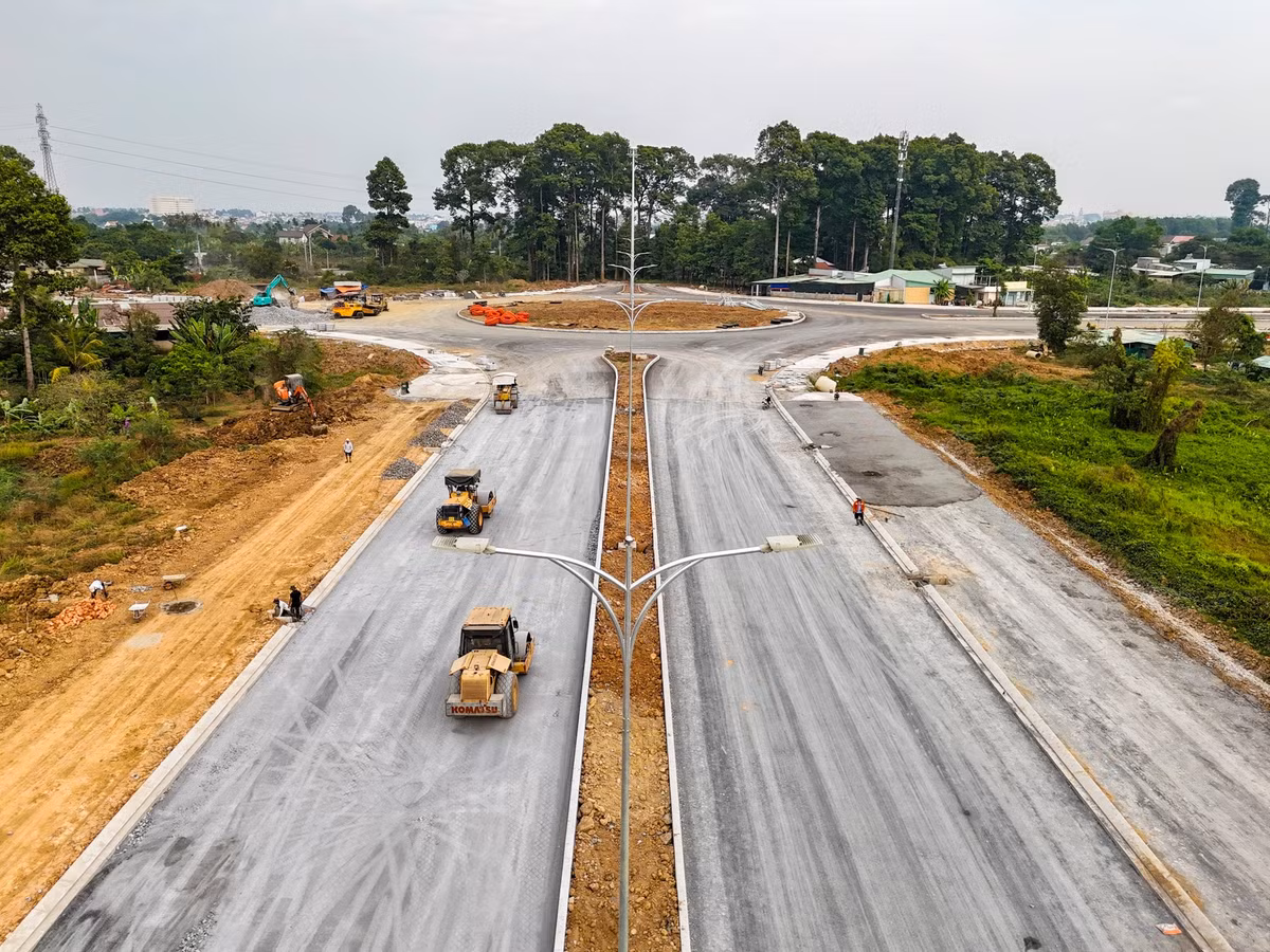 Thời gian từ nay đến Tết Bính Ngọ 2026 không còn nhiều, trong khi mục tiêu là thông xe tuyến đường trước Tết, do đó lãnh đạo tỉnh Đồng Nai yêu cầu chủ đầu tư tăng cường đôn đốc các nhà thầu, tranh thủ điều kiện thời tiết thuận lợi, tập trung cao độ cho các hạng mục còn lại, bảo đảm chất lượng và an toàn công trình.