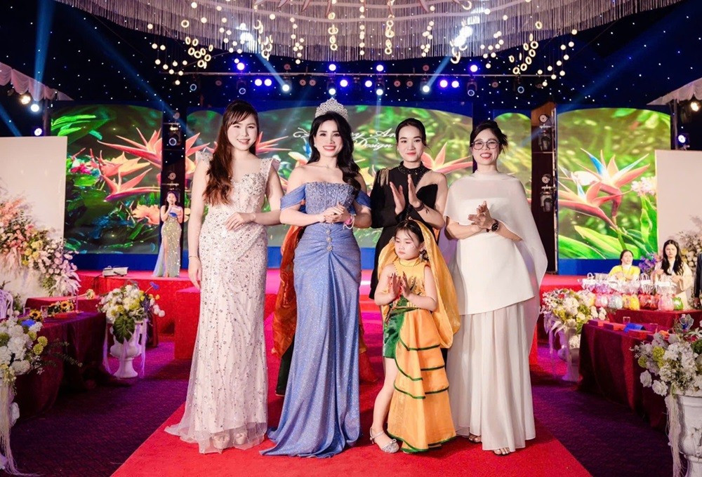 Á hậu Đặng Thị Tân cùng các Mentor dẫn dàn “thiên thần nhỏ” chào sân.