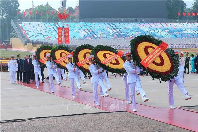 Lãnh đạo Đảng, Nhà nước đến đặt vòng hoa và vào Lăng viếng Chủ tịch Hồ Chí Minh. Ảnh: An Đăng/TTXVN
