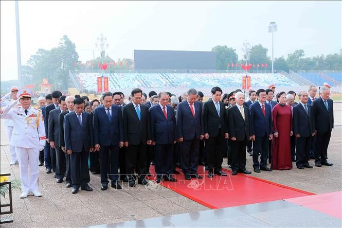 Lãnh đạo Đảng, Nhà nước tưởng niệm Chủ tịch Hồ Chí Minh. Ảnh: An Đăng/TTXVN