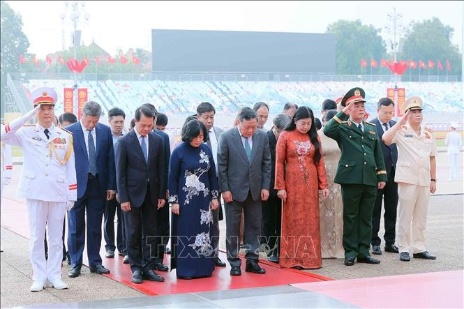 Đoàn đại biểu Thành ủy, HĐND, UBND, Ủy ban MTTQ Việt Nam thành phố Hà Nội đến đặt vòng hoa và vào Lăng viếng Chủ tịch Hồ Chí Minh. Ảnh: An Đăng/TTXVN