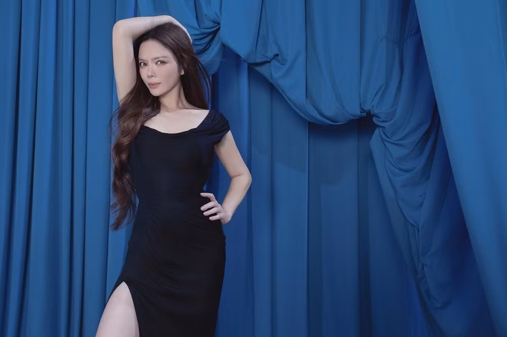 Đây không chỉ là một bộ ảnh đón tuổi mới đơn thuần mà còn là một tuyên ngôn về sự tự tin, phóng khoáng và dám thử thách bản thân của Lý Nhã Kỳ.