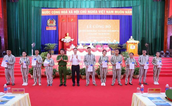 Phó Chủ nhiệm Văn phòng Chính phủ Trịnh Mạnh Linh và Thiếu tướng Nguyễn Thanh Trường, Cục trưởng Cục C10 trao quyết định đặc xá cho các phạm nhân.