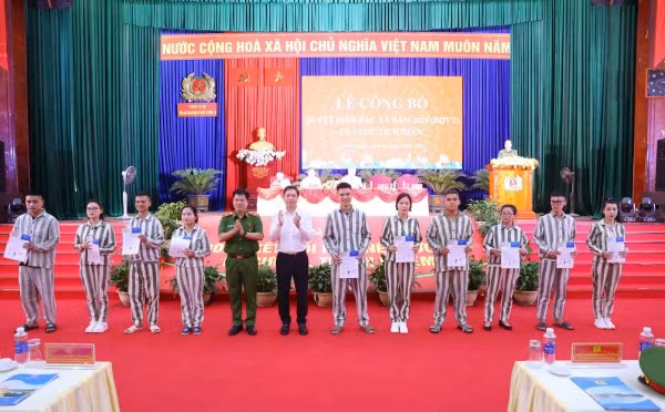 Phó Chủ nhiệm Văn phòng Chính phủ Trịnh Mạnh Linh và Thiếu tướng Nguyễn Thanh Trường, Cục trưởng Cục C10 trao quyết định đặc xá cho các phạm nhân.