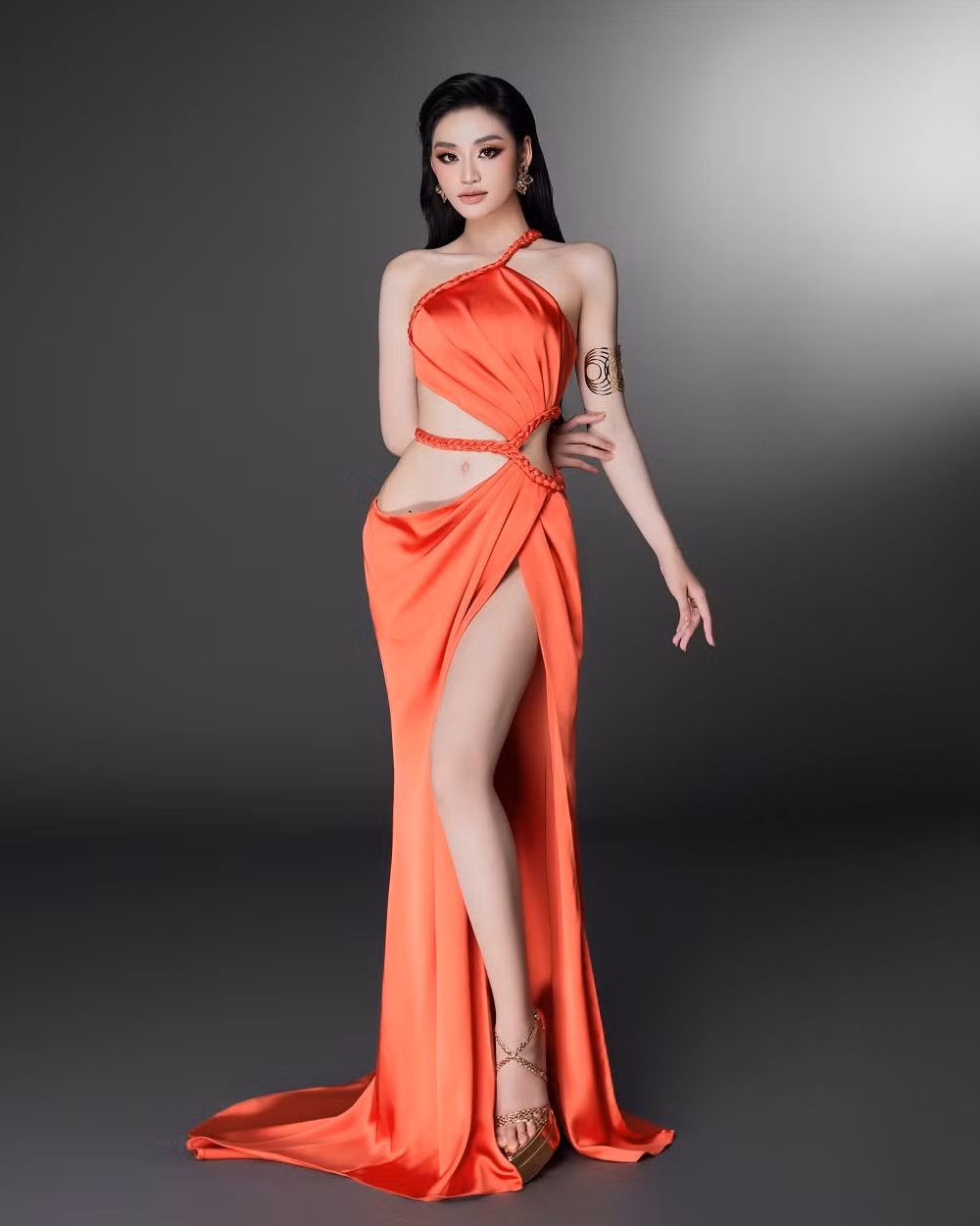 Trong các hoạt động, Hoa hậu Yến Nhi luôn thể hiện sự hoạt bát và tràn đầy năng lượng. Cô chủ động giao lưu, kết nối với các thí sinh quốc tế cũng như truyền thông, tạo nên hình ảnh thân thiện, tự tin ngay từ những ngày đầu tại Miss Grand International 2025.