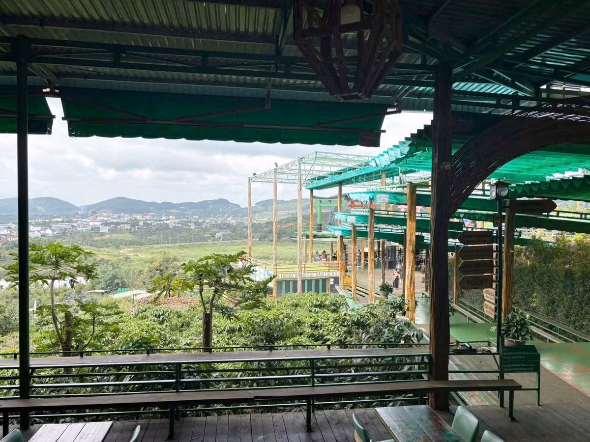 Khung cảnh nhìn từ vị trí ngồi của nhóm anh An.