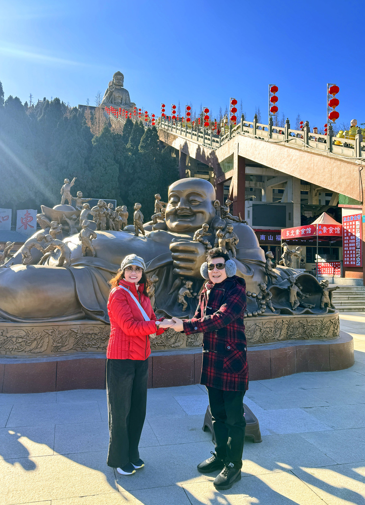 Từ đó Đoan Trường “mất dấu” Lý Thu Thảo cho đến tháng 1/2026 cả hai tình cờ gặp lại trong chuyến đi du lịch 5 ngày. Hai nghệ sĩ hào hứng check-in tại núi Nam Sơn, thành phố Yên Đài, tỉnh Sơn Đông, nơi có tượng Phật Thích Ca Mâu Ni cao 38,66 m, nặng 380 tấn.