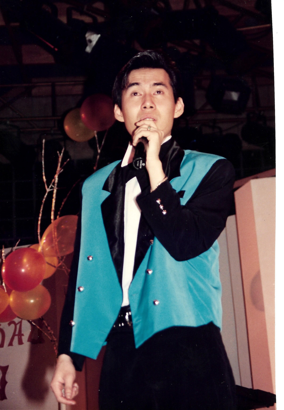 Đây cũng là đêm diễn cuối cùng tại Nga trước khi Đoan Trường trở về Việt Nam sau khi tốt nghiệp Thạc sĩ Hóa tại trường đại học ở Nga. Nam ca sĩ xúc động rơi nước mắt nói lời chia tay trước 3.000 khán giả.