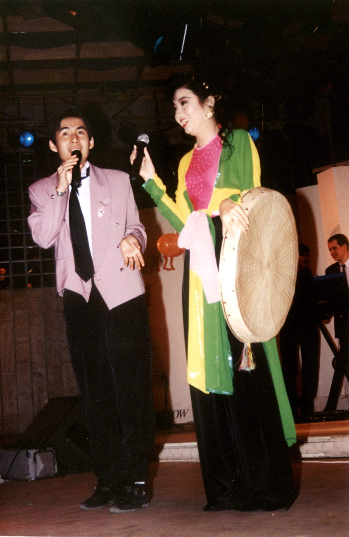 Thời điểm đó Đoan Trường là giọng ca đang nổi tại Nga. Anh vui vẻ hợp tác với Hoa hậu Lý Thu Thảo trong nhiều vai trò như người dẫn chương trình, ca sĩ, MC và người mẫu trong nhiều tiết mục ca nhạc.