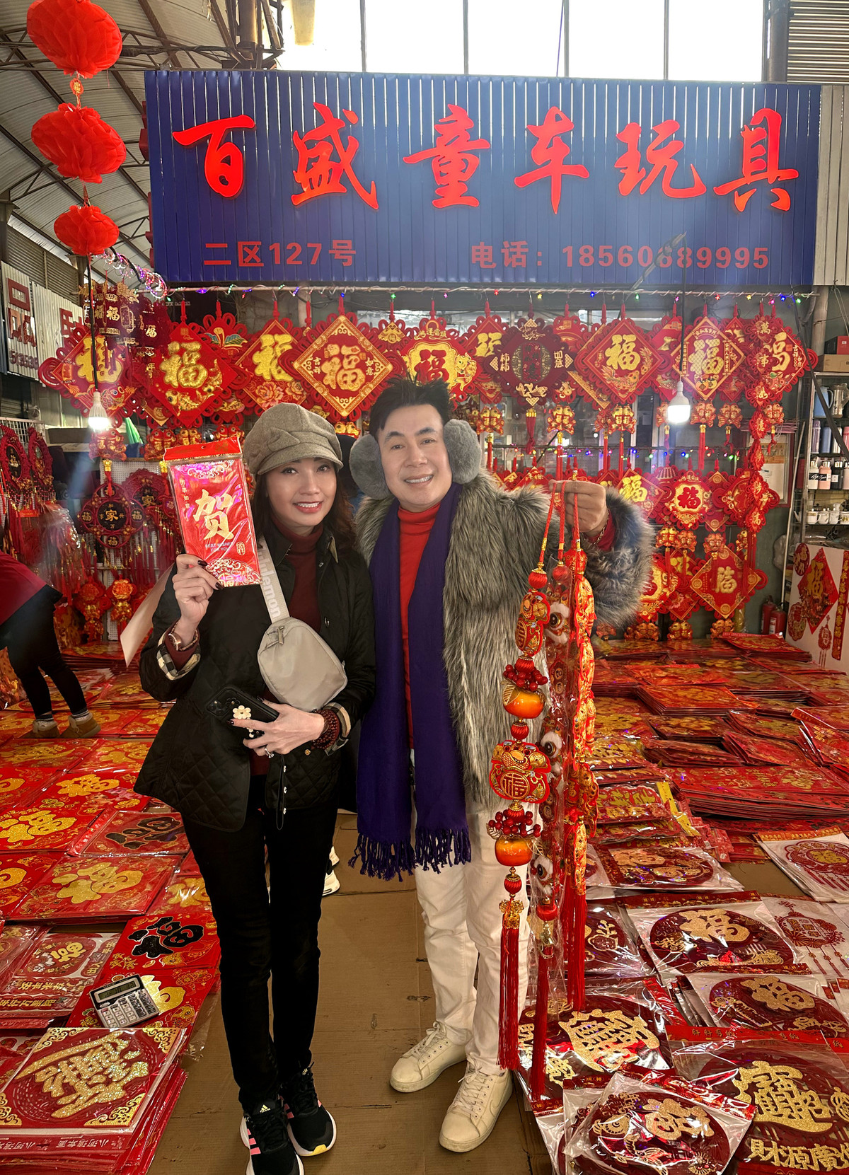 Đoan Trường và Lý Thu Thảo ghé qua một chợ truyền thống đang bày bán nhiều vật phẩm trang trí Tết và hào hứng mua nhiều liễn, câu đối, bao lì xì, cá chép, thần tài mang về trang trí nhà cửa. Lý Thu Thảo bật mí, cô sẽ ăn Tết ở Việt Nam năm nay.