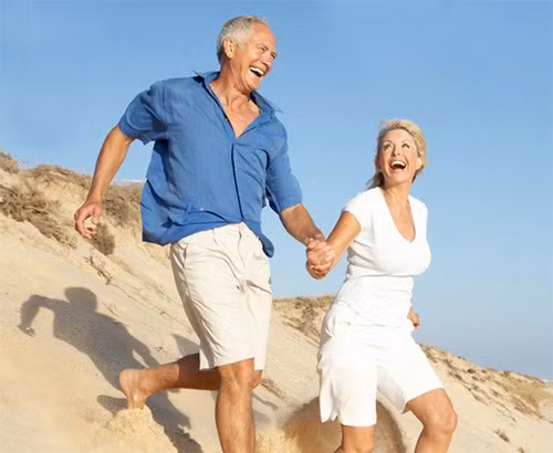 Tốc độ đi bộ cho thấy sức khỏe và trạng thái thể lực của người cao tuổi. Ảnh minh họa