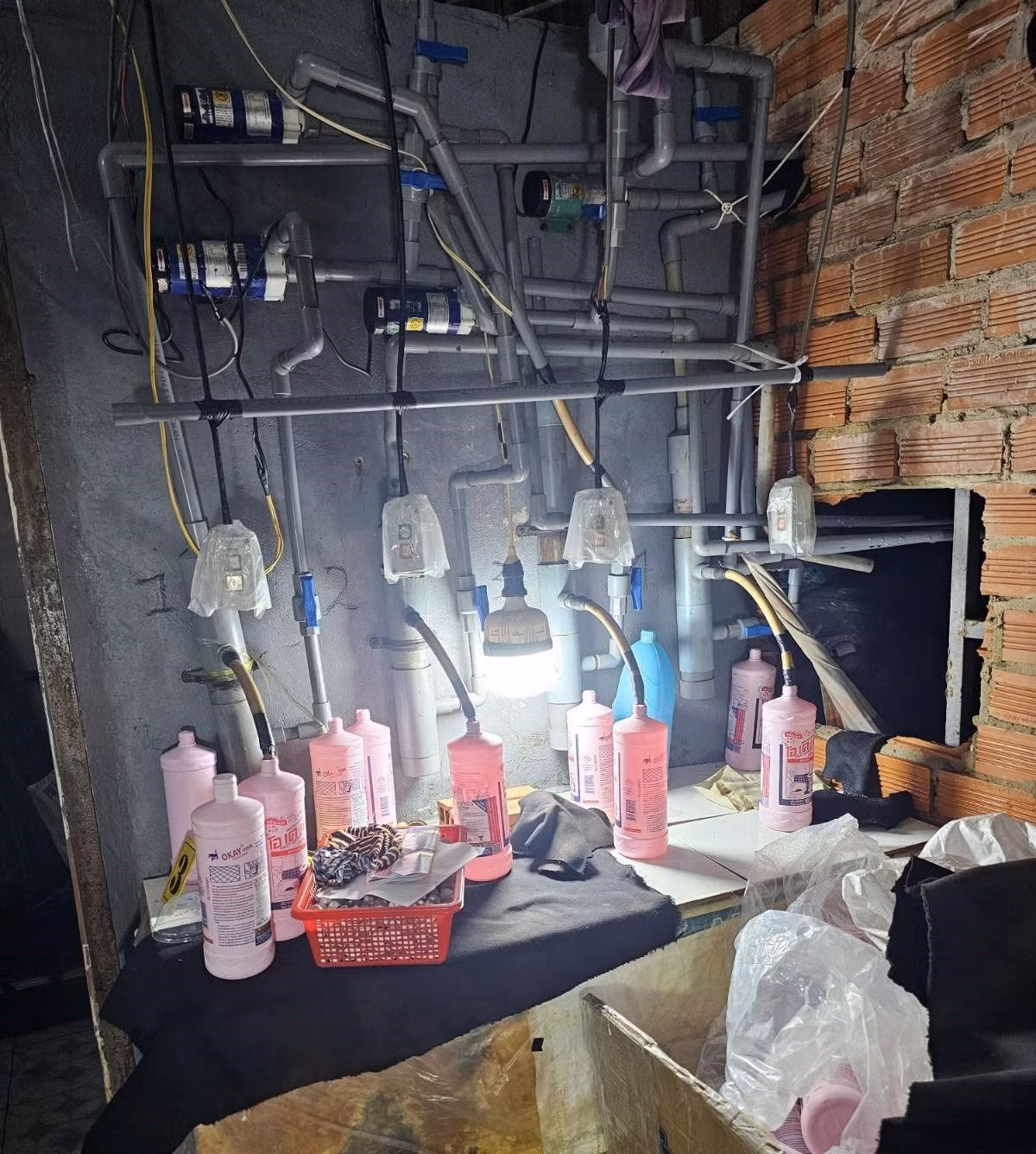 Dây chuyền sang chiết nước tẩy bị cơ quan chức năng phát hiện. Ảnh Công an cung cấp.