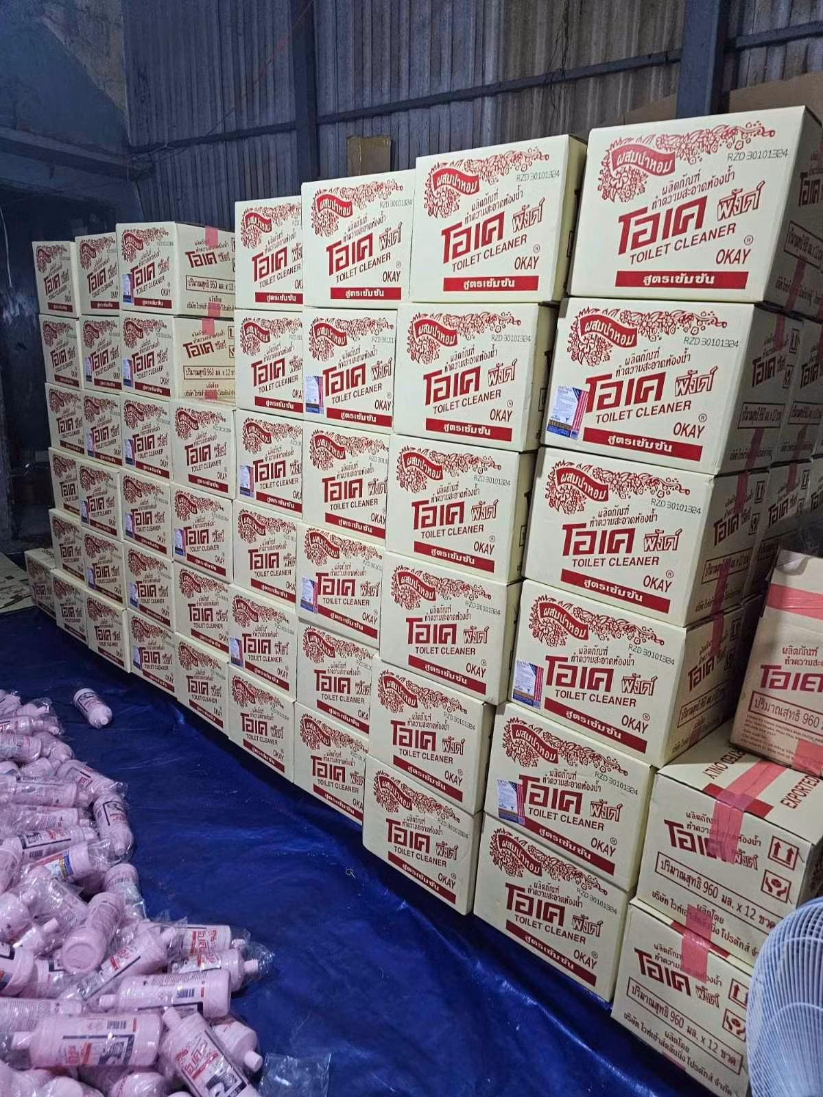 Nhãn hiệu làm giả tại cơ sở sản xuất. Ảnh Công an cung cấp.