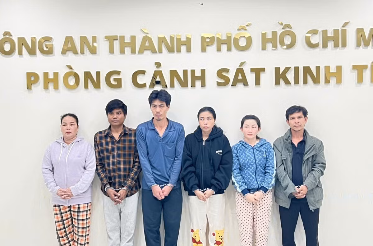 Các đối tượng tại cơ quan công an.