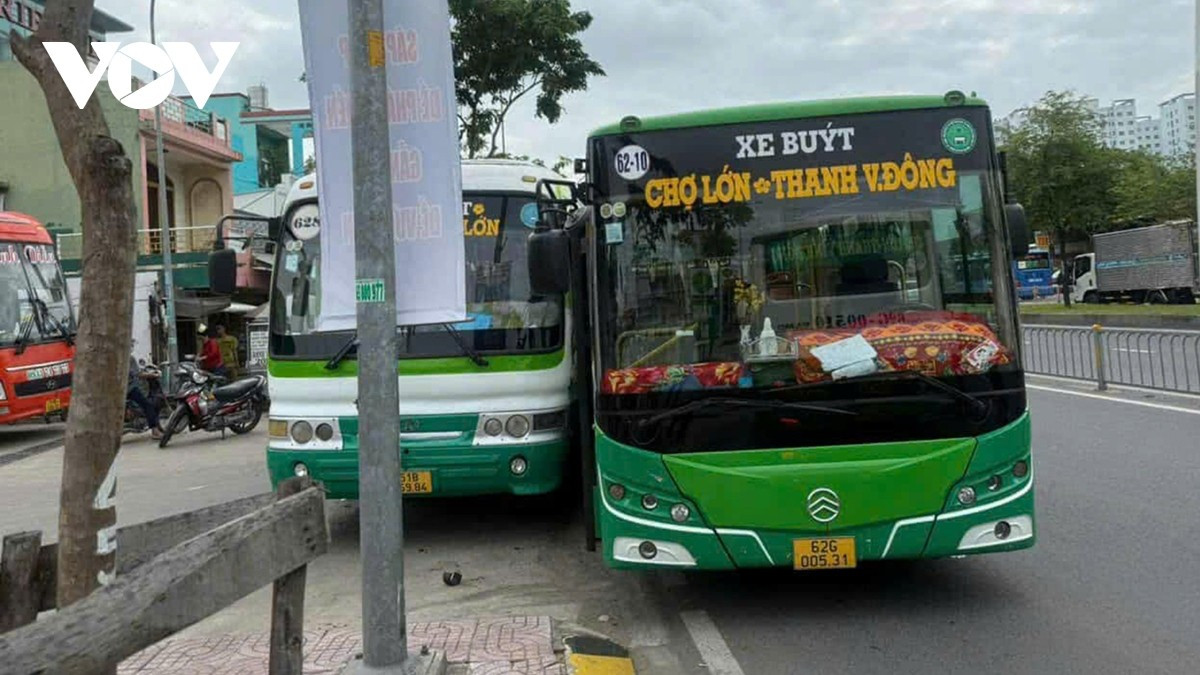 Hiện trường hai xe buýt ép nhau.