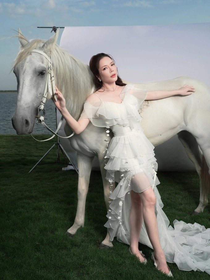 Trong bộ ảnh, Lý Nhã Kỳ thay đổi liên tục nhiều thiết kế đến từ các nhà mốt Đỗ Long, Joséphine và White Plan. Từ đầm ren dáng corset ôm sát, váy tua rua mềm mại đến những thiết kế quây khoét ngực táo bạo, tất cả đều có điểm chung là tôn trọn vòng một quyến rũ – vốn được xem là lợi thế hình thể nổi bật của nữ diễn viên. Các thiết kế được phối hợp khéo léo với bối cảnh thiên nhiên, giúp tổng thể hình ảnh trở nên hài hòa và sang trọng.