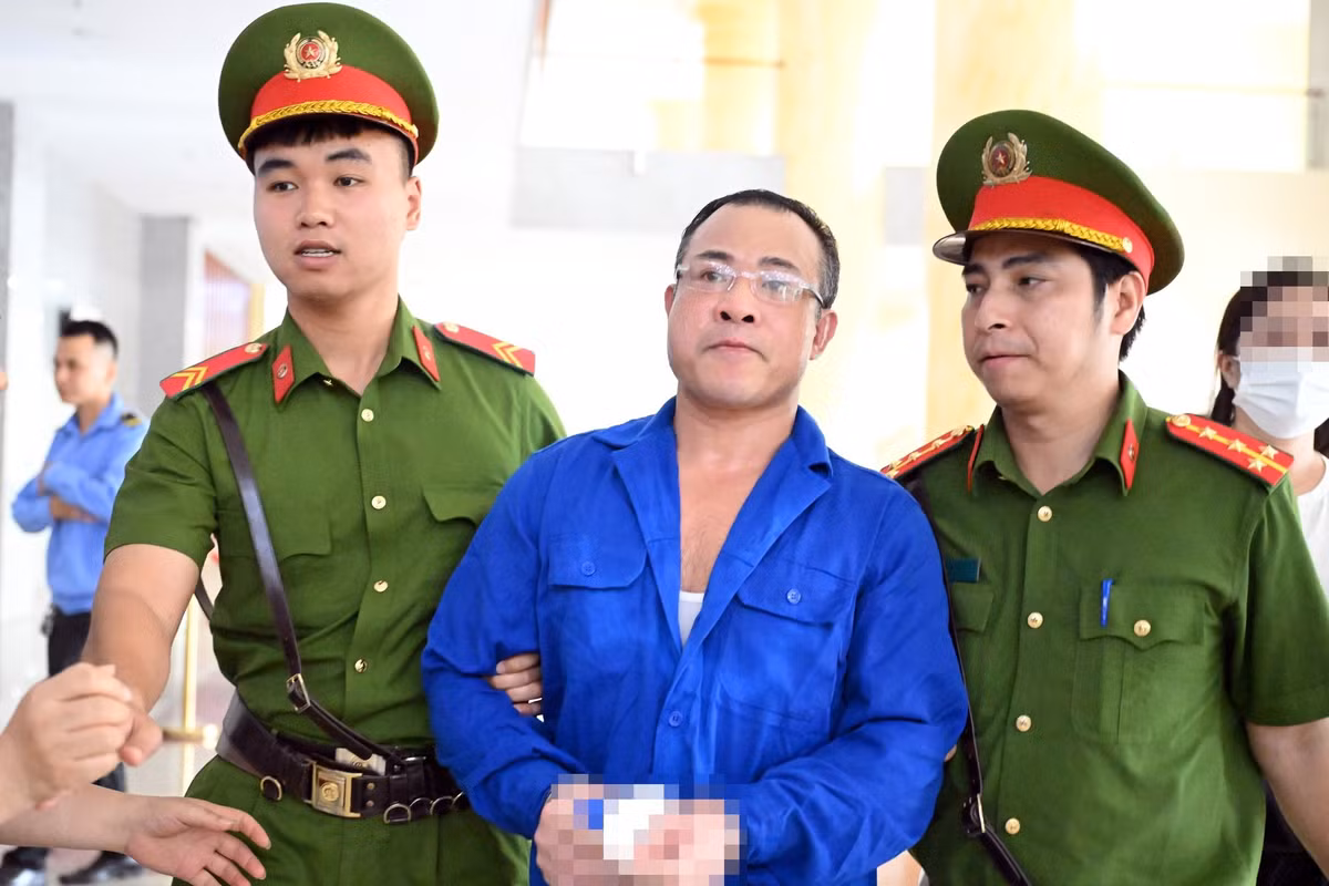 Nghiêm Quang Minh đến tòa phúc thẩm chiều 19/6. Ảnh: N.H.