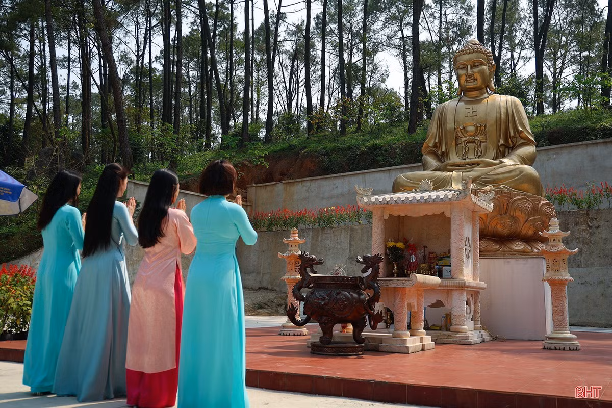 Không còn những ồn ào, xô bồ của cuộc sống thường nhật, chùa Hang đem đến cảm giác như bước vào một miền tĩnh tại - nơi con người có thể chậm lại, lắng lòng và cảm nhận rõ hơn hơi thở của thiên nhiên.