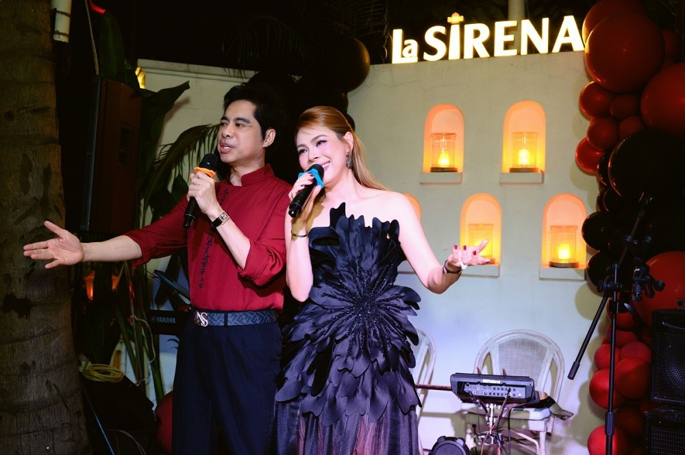 Bên cạnh đó, danh Ngọc Sơn còn gây bất ngờ khi ngẫu hứng sáng tác và trình diễn một ca khúc riêng dành tặng sinh nhật Thanh Thảo ngay trên sân khấu khiến nữ ca sĩ vô cùng xúc động.