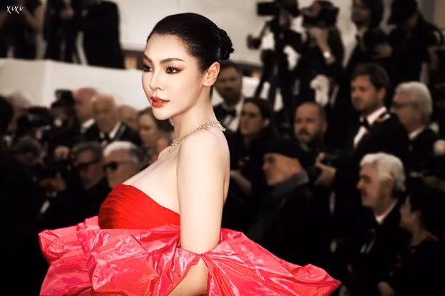 Vừa qua, ngôi sao Thái Lan tiếp tục tỏa sáng trong nhiều sự kiện quốc tế. Trước đó, tháng 5/2025, Faye gây chú ý khi xuất hiện tại thảm đỏ Liên hoan phim Cannes.