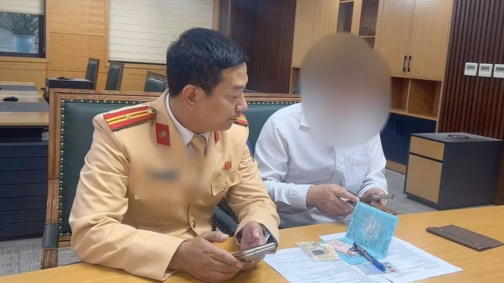 Cán bộ CSGT làm việc với tài xế.