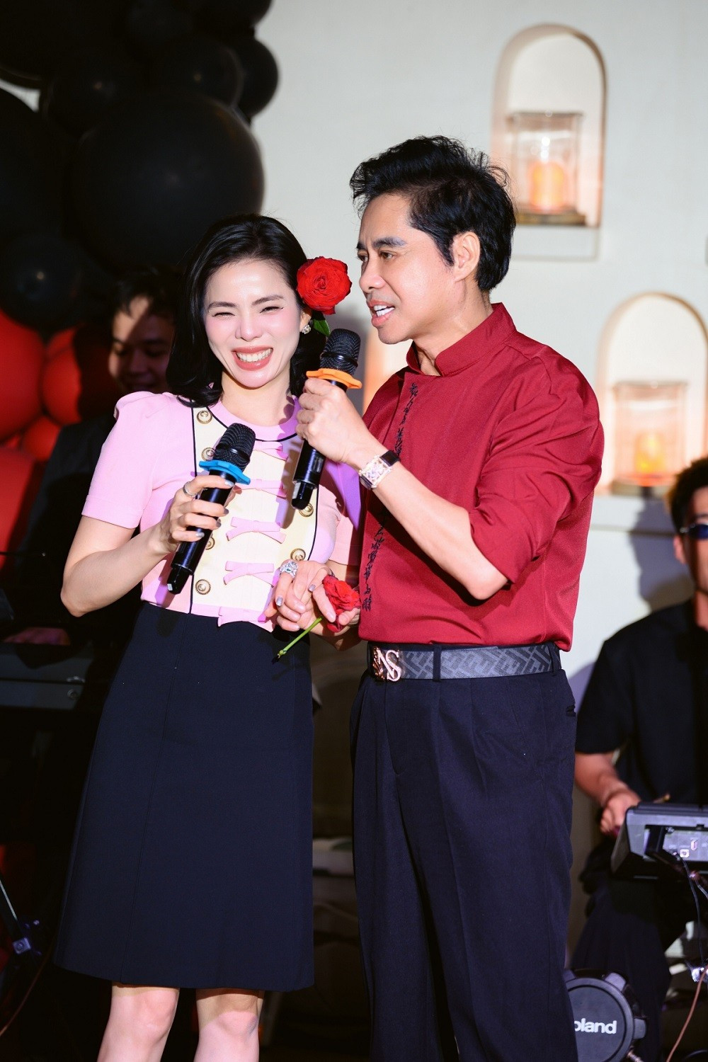 Không chỉ là một bữa tiệc sinh nhật đơn thuần, đây còn là một mini show đầy ngẫu hứng khi các nghệ sĩ liên tục biểu diễn, giao lưu và mang đến những tiết mục đặc biệt. Một trong những khoảnh khắc đáng nhớ nhất chính là màn song ca “Đêm tâm sự” giữa Ngọc Sơn và Lệ Quyên để chúc mừng sinh nhật “búp bê” Thanh Thảo.