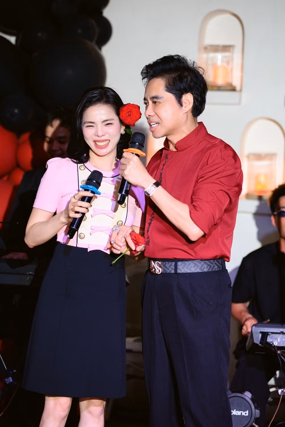 Không chỉ là một bữa tiệc sinh nhật đơn thuần, đây còn là một mini show đầy ngẫu hứng khi các nghệ sĩ liên tục biểu diễn, giao lưu và mang đến những tiết mục đặc biệt. Một trong những khoảnh khắc đáng nhớ nhất chính là màn song ca “Đêm tâm sự” giữa Ngọc Sơn và Lệ Quyên để chúc mừng sinh nhật “búp bê” Thanh Thảo.