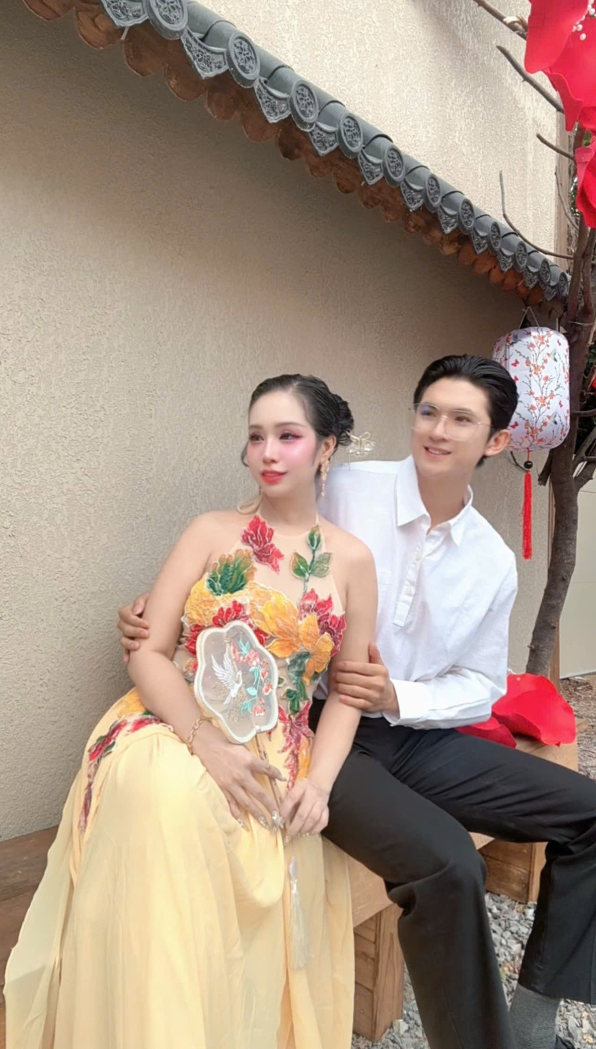 Chiếc quạt tay nhỏ xinh, tà váy bay nhẹ trong gió xuân góp phần tạo nên hình ảnh nàng thơ đầy cảm xúc.