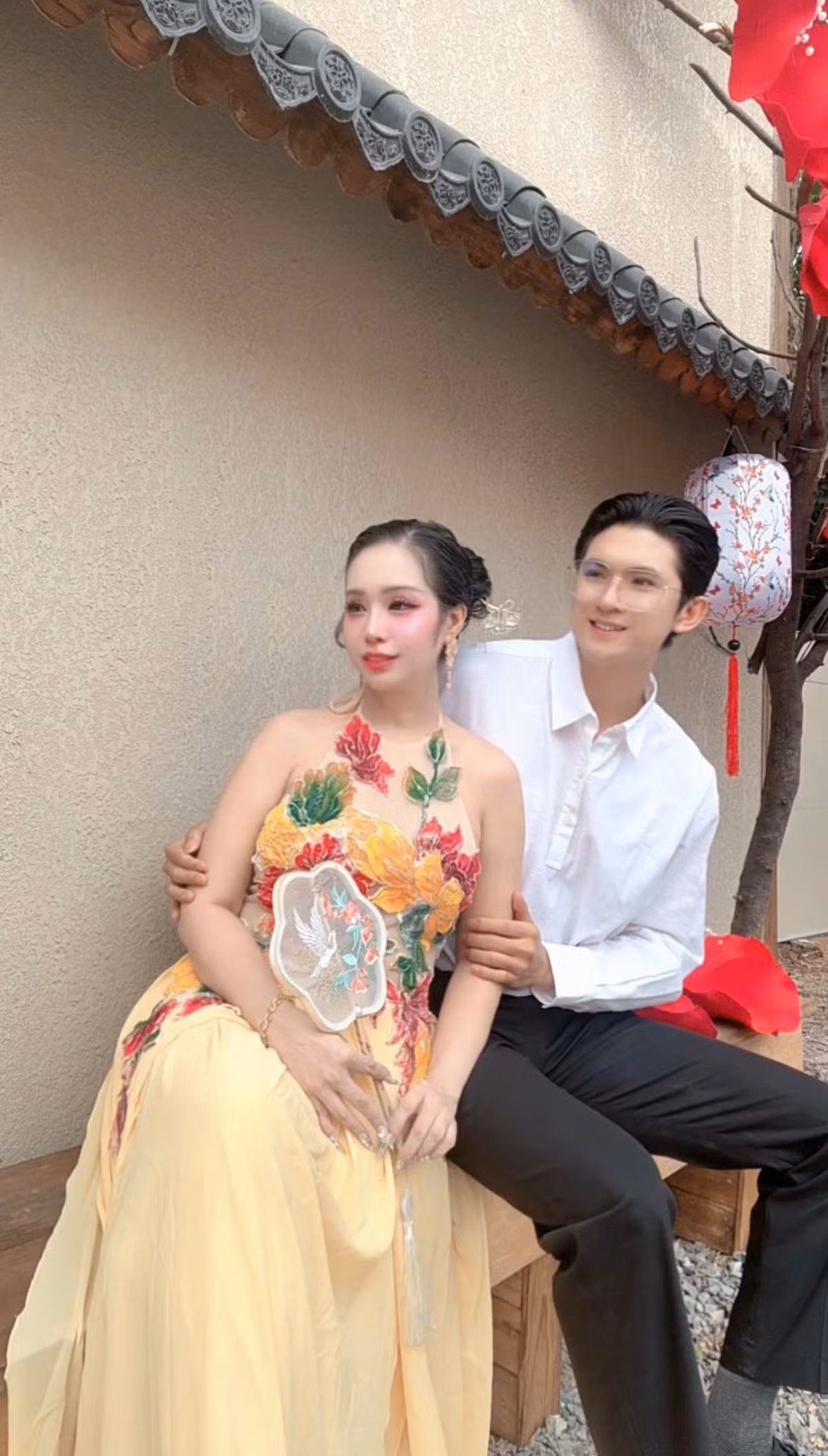 Chiếc quạt tay nhỏ xinh, tà váy bay nhẹ trong gió xuân góp phần tạo nên hình ảnh nàng thơ đầy cảm xúc.