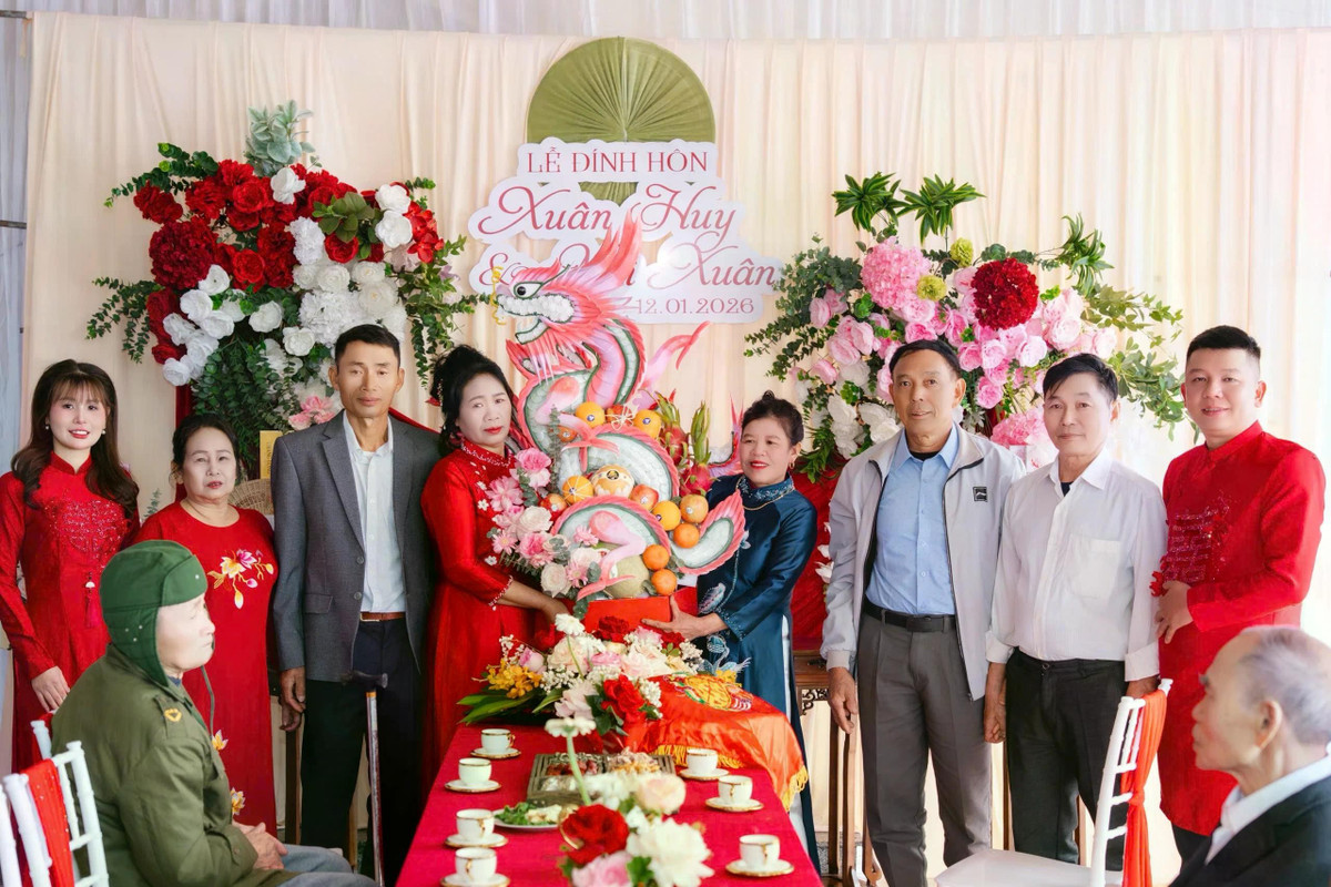 Xuân bên mẹ đẻ, bố mẹ chồng cũ, bố mẹ chồng mới, bố đẻ và chú rể (từ trái qua phải).