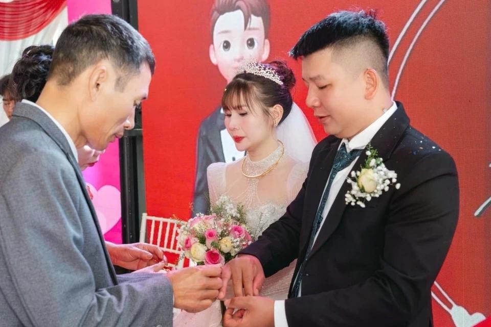 Ông Trường trao quà cưới cho cô dâu Nguyễn Thị Xuân và chú rể Xuân Huy.