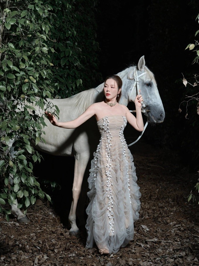 Ở mảng nghệ thuật, Lý Nhã Kỳ cho biết cô vẫn dành sự trân trọng đặc biệt cho điện ảnh, nhưng sẽ chỉ trở lại khi gặp được kịch bản thật sự phù hợp. “Tôi không muốn xuất hiện chỉ để xuất hiện. Nếu quay lại, tôi muốn đó là một vai diễn phản ánh đúng trải nghiệm sống và chiều sâu cảm xúc của mình ở hiện tại”, cô nói.