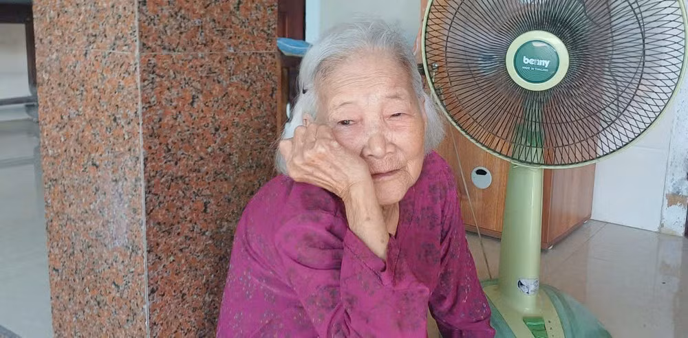 Mẹ của anh Thành ngồi buồn chờ mong con.