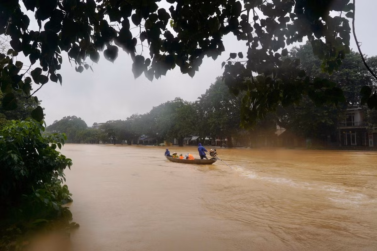 Còn tại Huế, sau giờ trưa, toàn thành phố bắt đầu mưa to kèm gió. Tình hình ngập có dấu hiệu thuyên giảm tại một số khu vực bao gồm đường Nguyễn Huệ, Hùng Vương, Bà Triệu, Đống Đa, Hai Bà Trưng. Tuy nhiên, đường Huỳnh Thúc Kháng vẫn ngập sâu. Phương tiện di chuyển chủ yếu của người dân tại khu vực này vẫn là thuyền. Hình ảnh ghi nhận tại Huế vào khoảng 10h30 sáng 29/10. Ảnh: Quốc Anh.