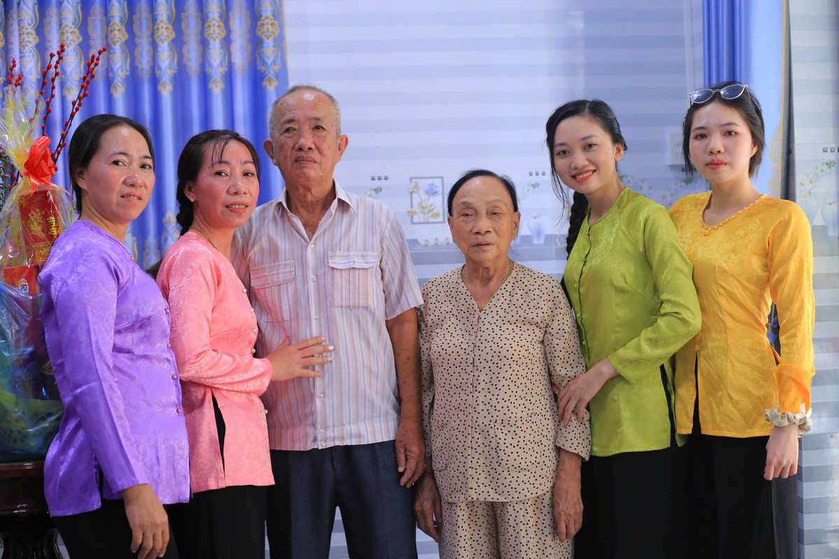 Ngọc Chân và các anh chị em có những ngày vui vẻ bên ông bà nội dịp Tết.