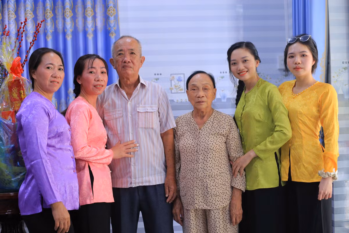 Ngọc Chân và các anh chị em có những ngày vui vẻ bên ông bà nội dịp Tết.