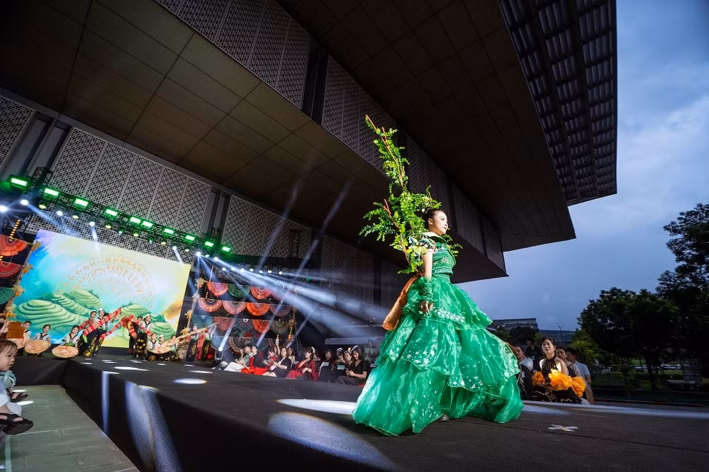 Những thiết kế này không chỉ tái hiện vẻ đẹp truyền thống mà còn thể hiện tinh thần sáng tạo, góp phần quảng bá di sản văn hóa qua nghệ thuật thời trang.