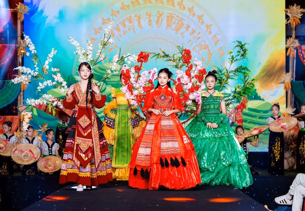 Trong chương trình, NTK Linh Phương ra mắt 4 bộ sưu tập, qua đó giới thiệu những câu chuyện về văn hóa và bản sắc Tây Bắc: Tình Hoa Di Sản, Bản Sắc Sờn Gai, Mị Ảnh Sơn Cước, Bóng Đỏ Núi Thiêng.