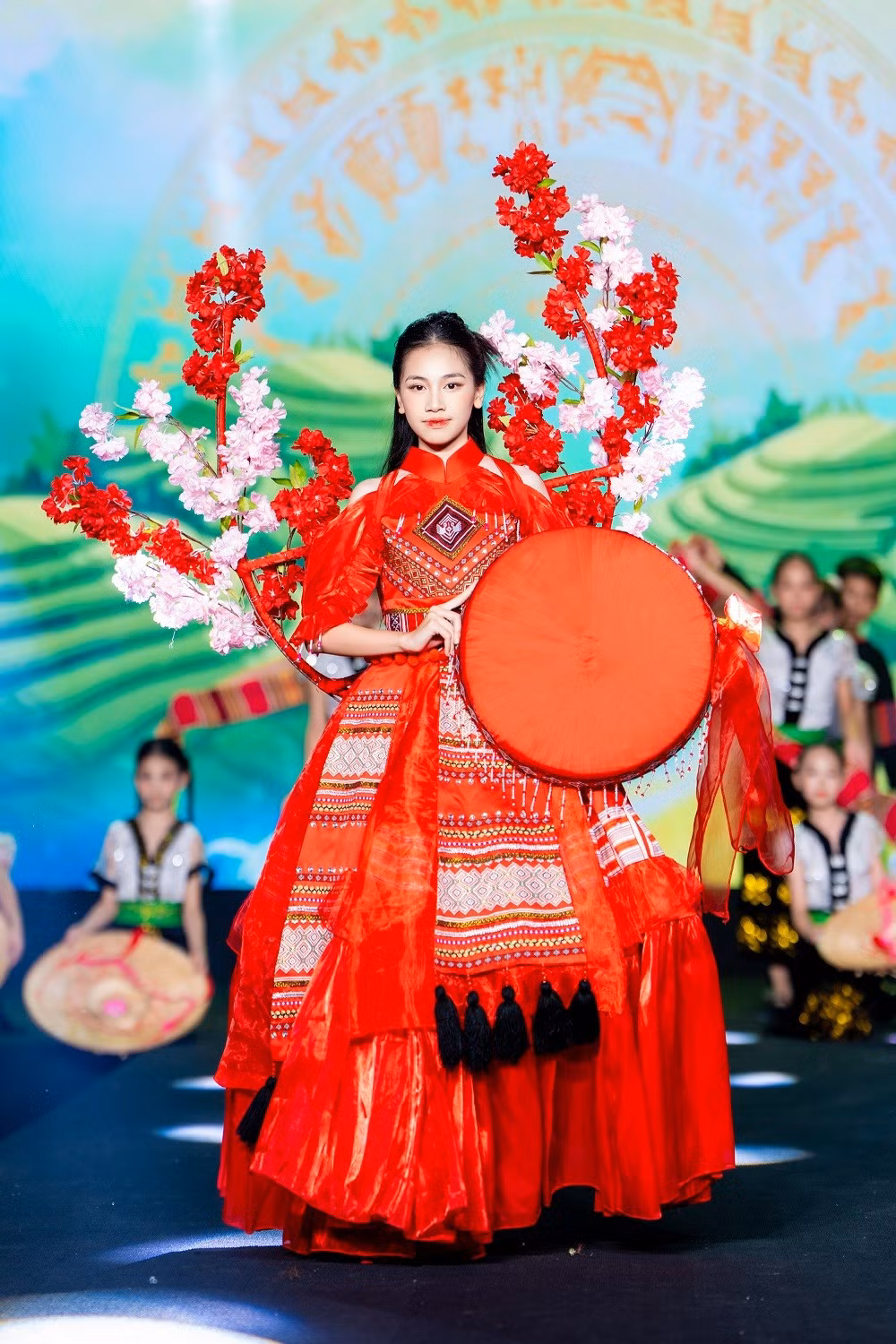 Lấy cảm hứng từ những giá trị di sản quý báu, chương trình mang đến một trải nghiệm nghệ thuật độc đáo, kết hợp giữa thời trang, âm nhạc và sắp đặt sáng tạo, khơi dậy niềm tự hào về bản sắc dân tộc.