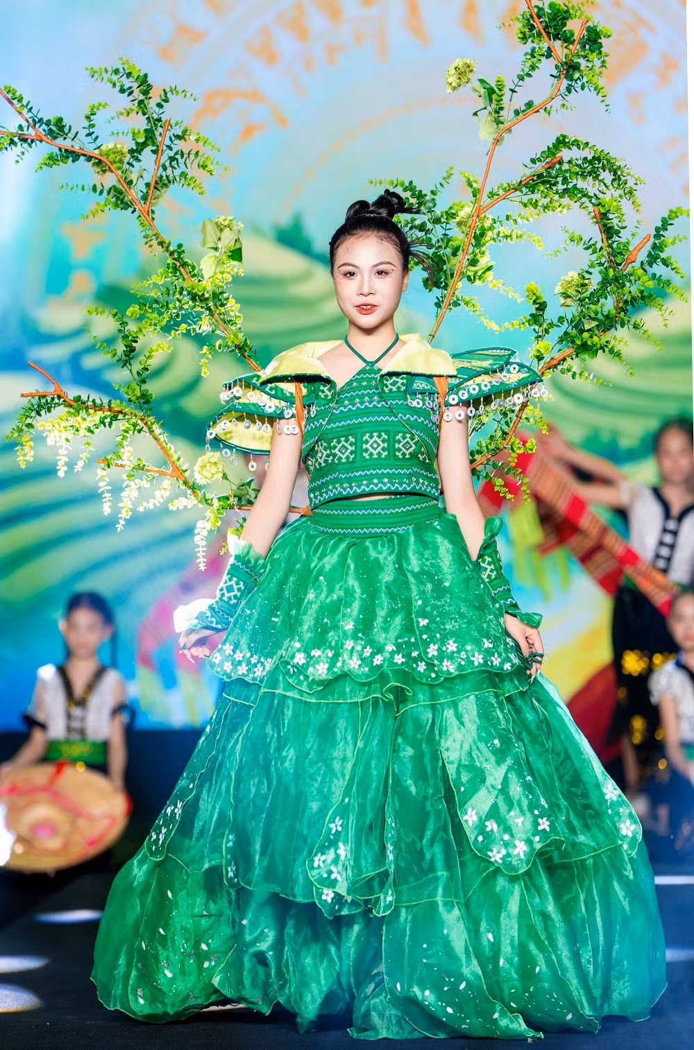 Dàn mẫu hóa thân thành những sứ giả văn hóa, tái hiện vẻ đẹp nguyên bản của vùng đất Tây Bắc qua từng bước catwalk đầy tự tin.