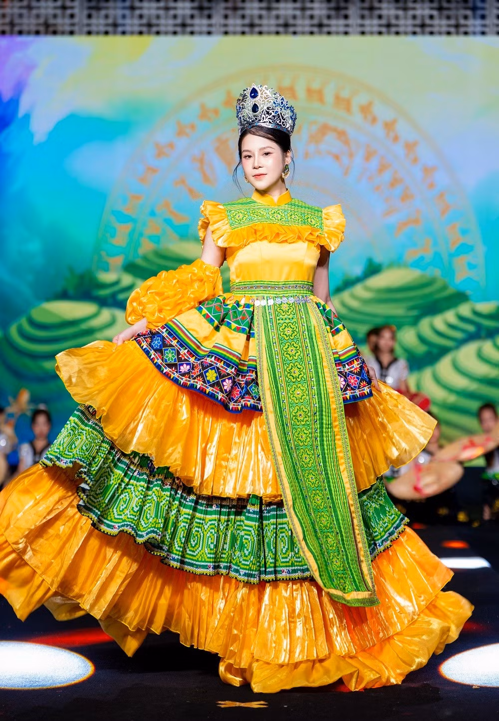 Các tiết mục văn nghệ đặc sắc được dàn dựng công phu đã tái hiện sinh động các nét văn hóa Tây Bắc, từ điệu múa xòe uyển chuyển, âm hưởng của khèn môi đến những làn điệu dân ca truyền thống, tạo nên một không gian nghệ thuật đa sắc màu và đầy cảm xúc.