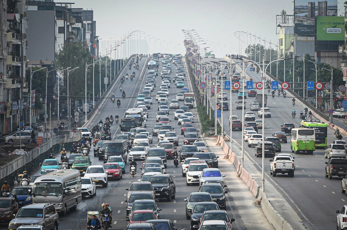 Phương tiện rời cửa ngõ Thủ đô về quê ăn Tết.