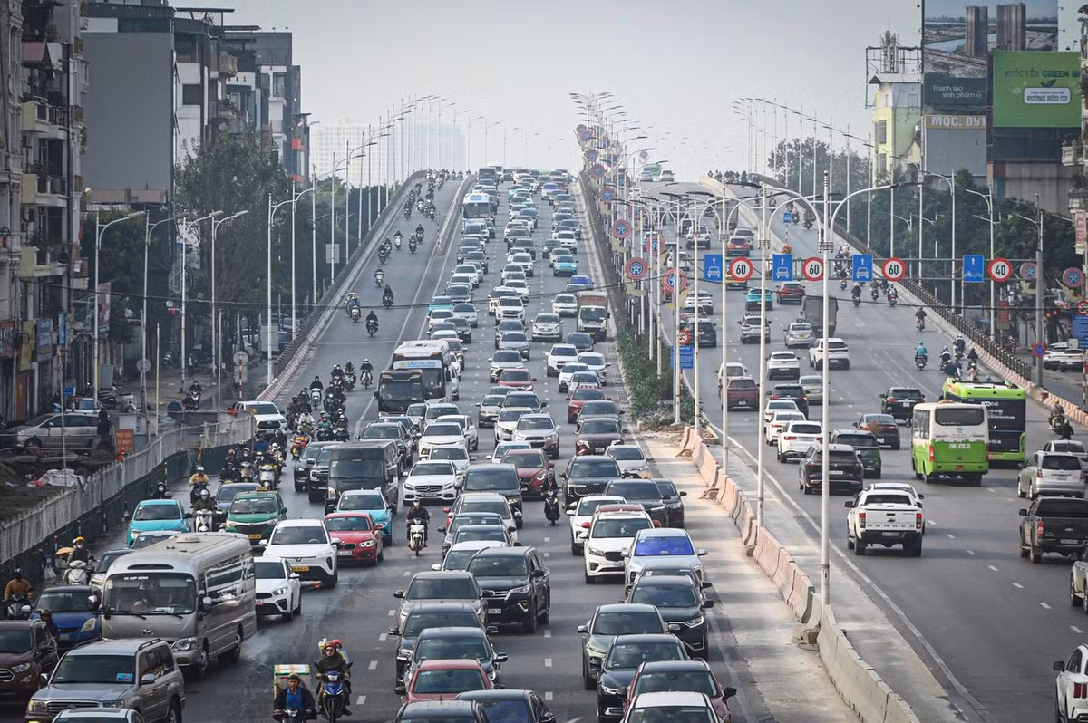 Phương tiện rời cửa ngõ Thủ đô về quê ăn Tết.